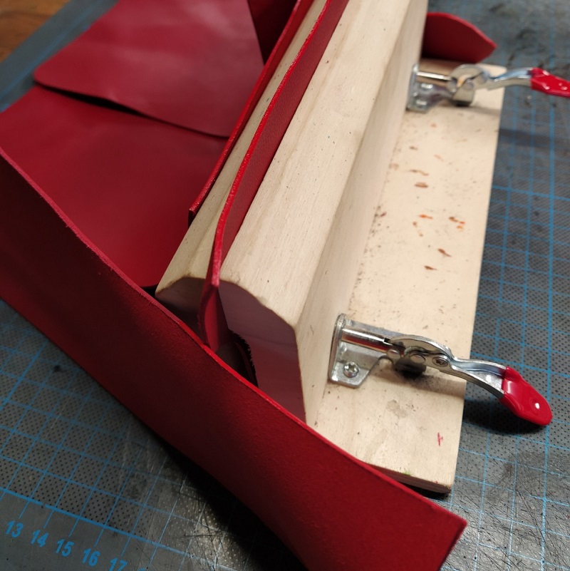 Teinture des tranches préparation des pièces